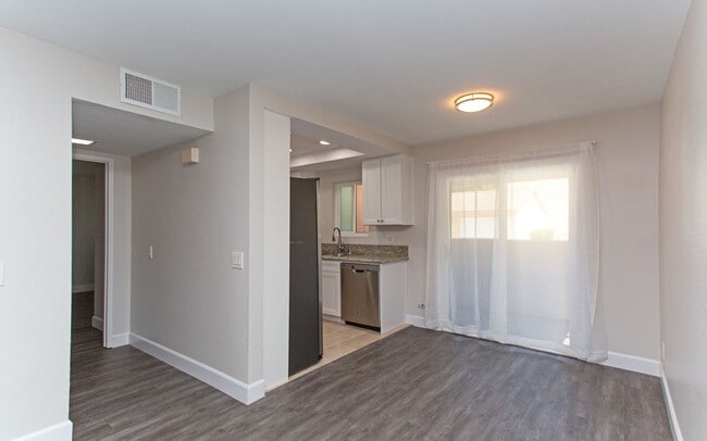 Building Photo - Downstairs End Unit 2 Bedroom Condo in Oceanside!