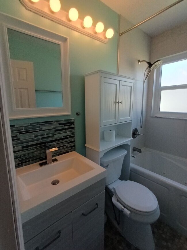 Building Photo - 2 Bed / 2 Bath Single Family for Rent in Oviedo, FL