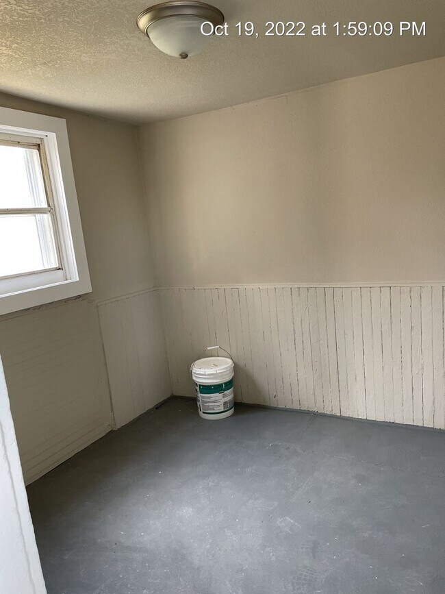 Building Photo - Updated 2 bedroom 1 bathroom home-located in Perry, IA