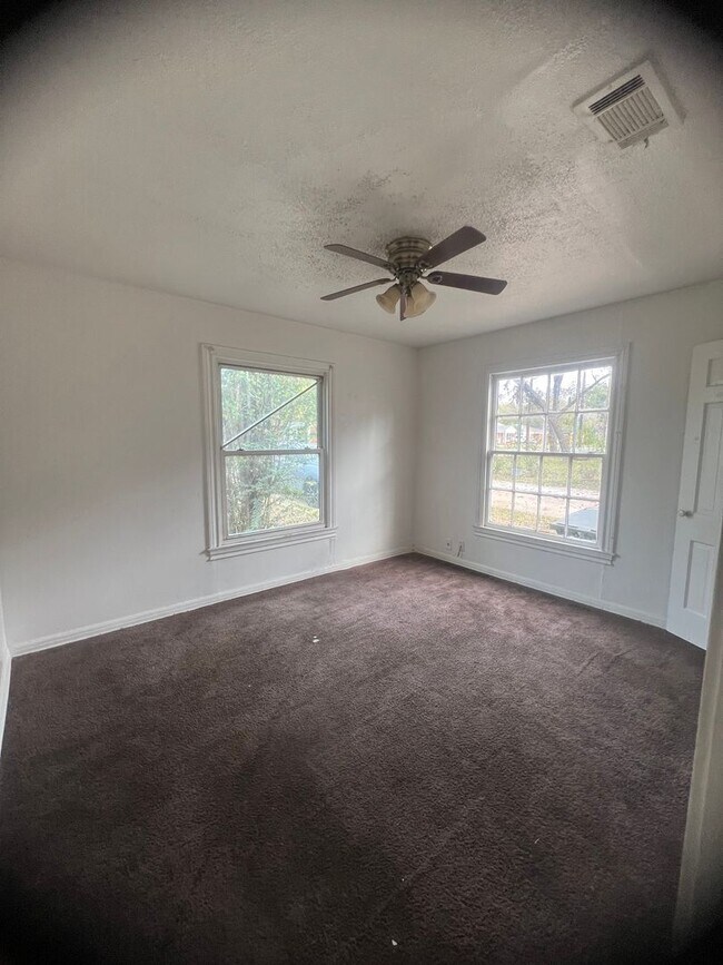 Building Photo - 4 Bedroom House/Section 8 Accepted