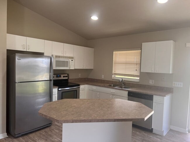 Building Photo - Lovely Home in Central Location