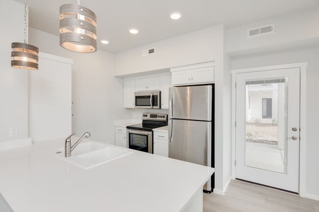 Building Photo - Fall in Love With This Cutie 2 Bedroom!