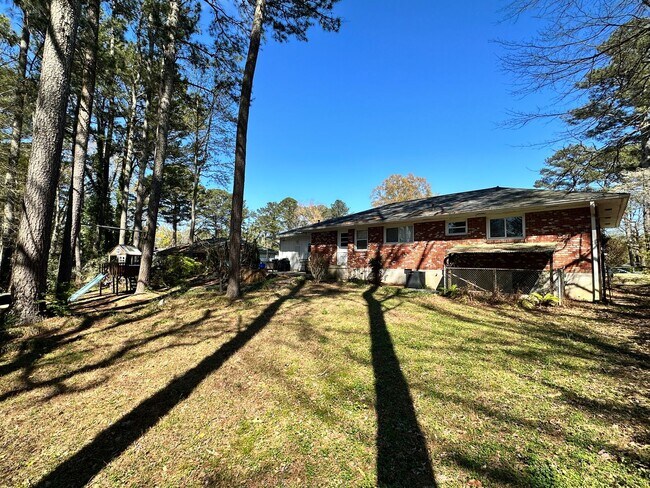 Building Photo - 3 bedroom 2 bath home in a great area filled with tons of extras you will LOVE!