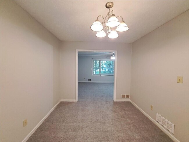 Building Photo - 844 Chandler Dr SW
