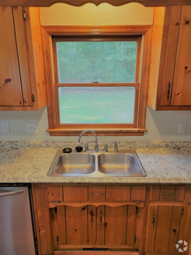 Building Photo - Spacious 3 bedroom 2 bath rancher availabl...