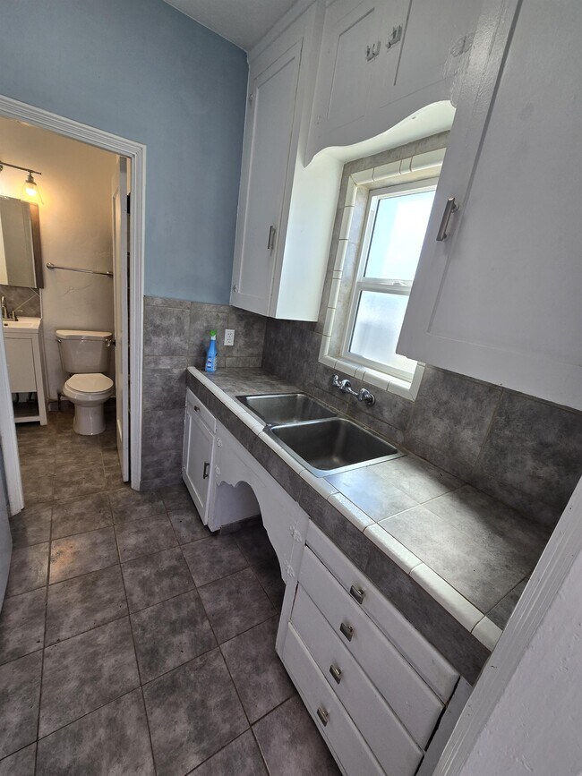 Building Photo - 818 S Arizona Ave