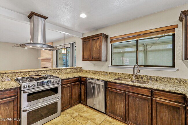 Building Photo - 832 Tepic Dr