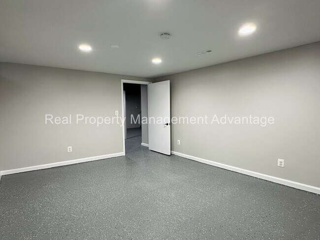 Building Photo - Oak Park Mid-Century Modern Beauty!