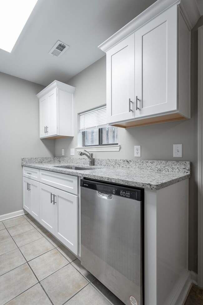 Building Photo - 2 Bedroom, 2 Bath townhome in East Brainerd!