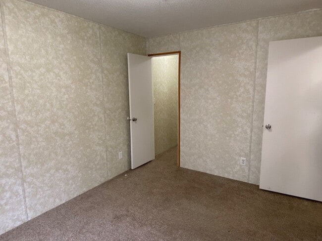 Building Photo - Newer 3 bedroom, 2 bath manufactured home ...