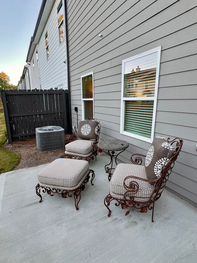 Building Photo - 3 Bedroom Townhome in Oakwood!