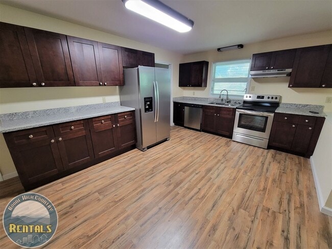 Building Photo - 733 Forest Hills Dr