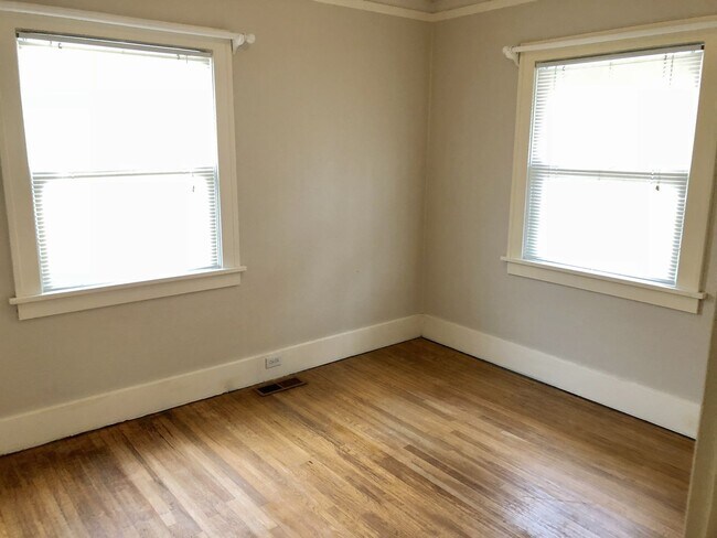 Building Photo - Gorgeous NE Portland Home!