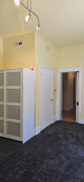 Building Photo - 1057 S 900 E