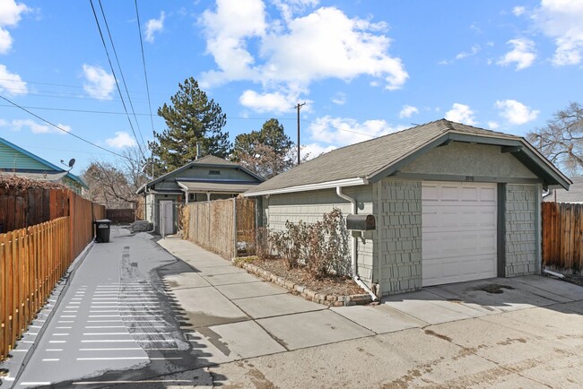 Building Photo - Charming Bungalow Available Now!