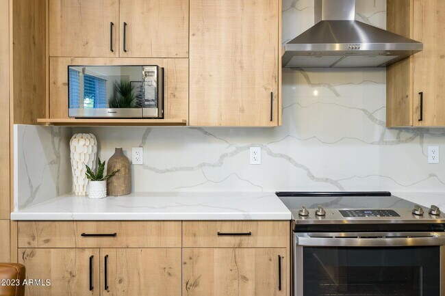 Building Photo - Exclusive Urban Sanctuary—Sophisticated Townhouse in Vibrant Phoenix