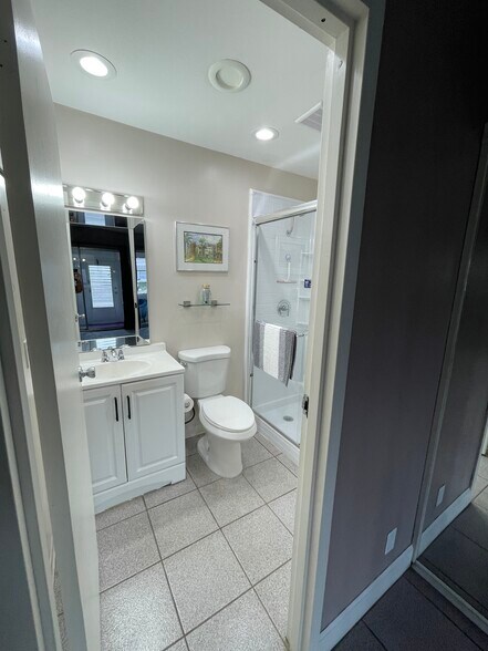 Full bath - 102 Valencia E