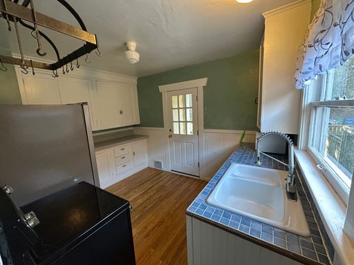 Building Photo - Charming Queen Anne Home AVAILABLE NOW