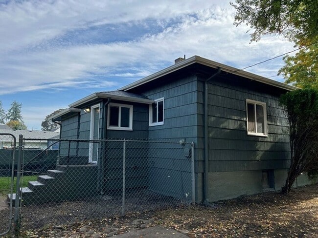 Building Photo - 2Bd/1Ba Single Story House w/ Basement - A...