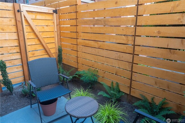 Building Photo - 2bd/1.75ba Seattle Townhome