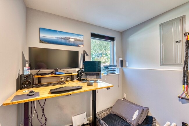 Building Photo - Fremont Townhome