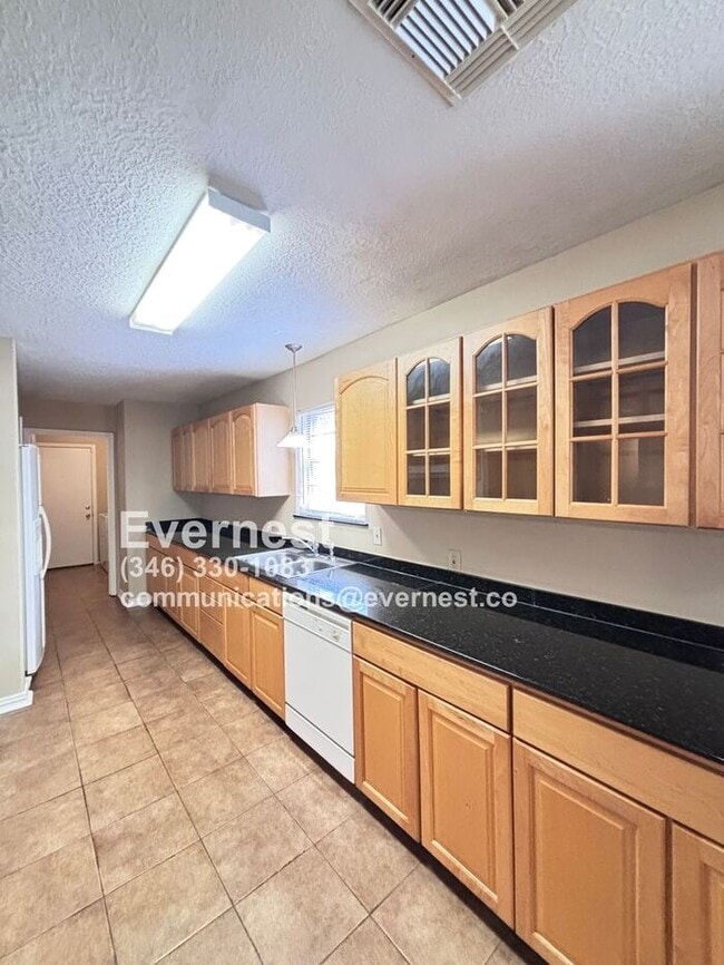 Building Photo - 3-Bedroom, 2-Bath Home in Prime Location /...