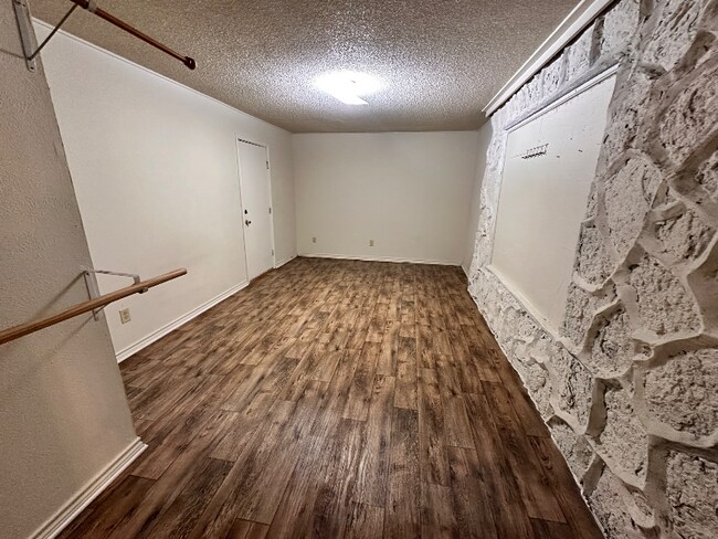 Building Photo - 228 Wall Dr