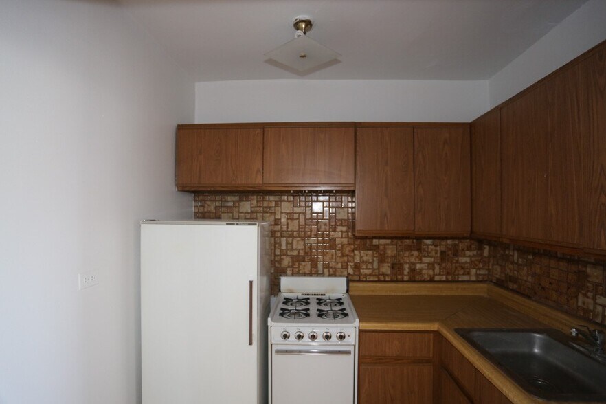 Building Photo - 629 W Belmont Ave