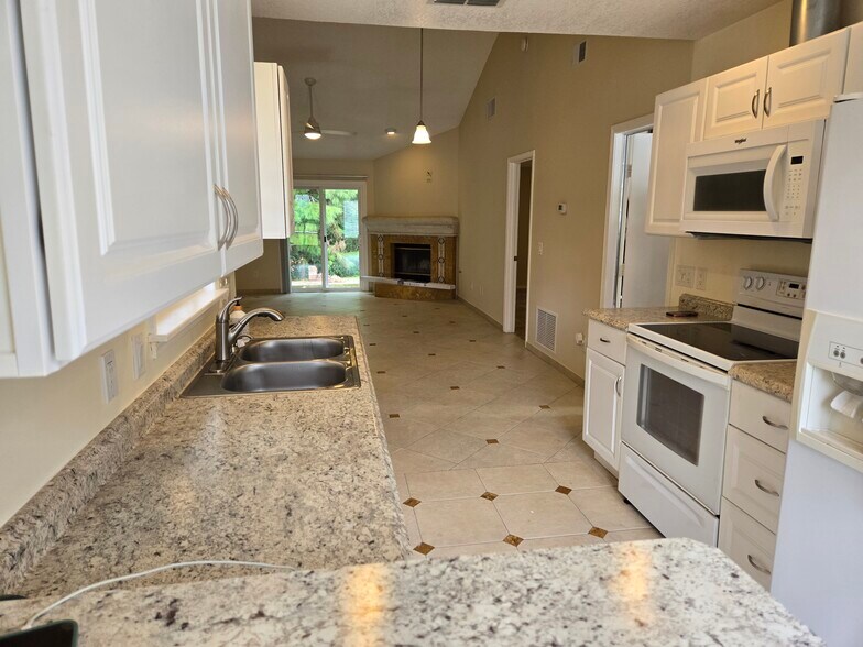 Building Photo - 573 Serenade Cir E