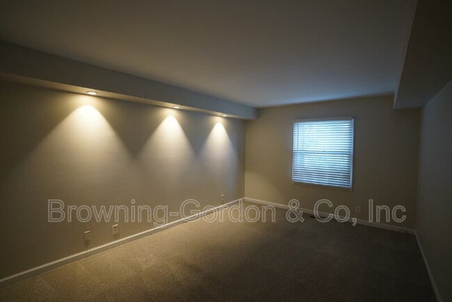 Building Photo - 5025 Hillsboro Pike