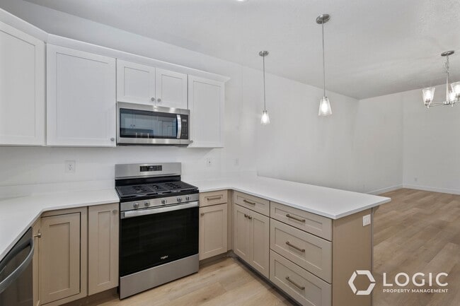 Building Photo - Beautiful Townhome in Wonderful Location!