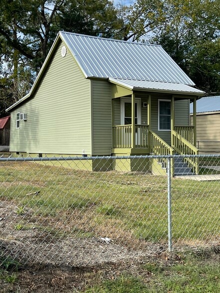 Building Photo - 132 Patten St