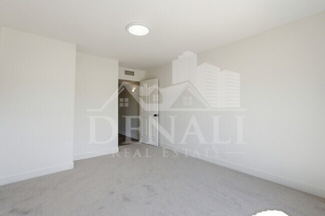 Building Photo - 10643 N Indian Wells Dr