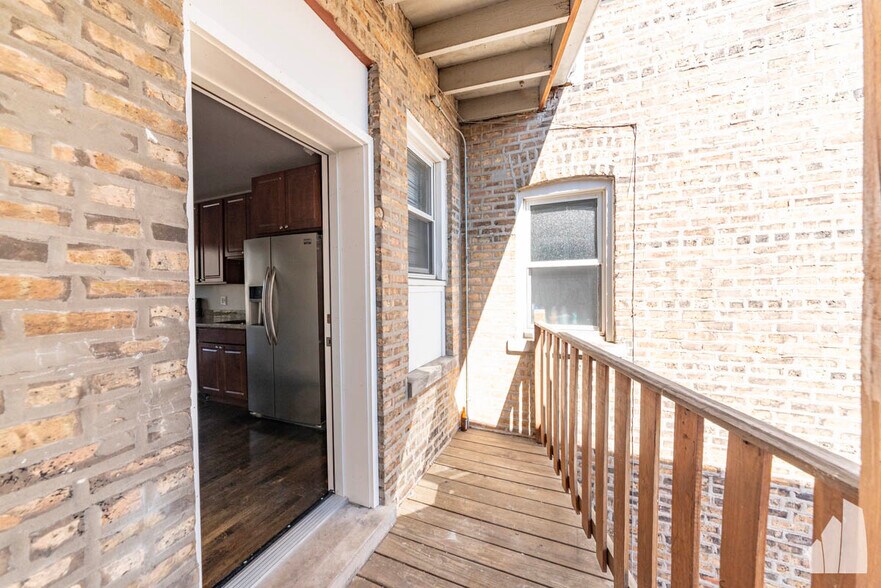 Building Photo - 5045 N Wolcott Ave