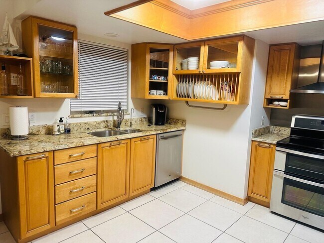 Building Photo - 1337 Center Ln