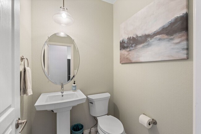 Building Photo - Modern Comfort Meets Mountain Convenience ...