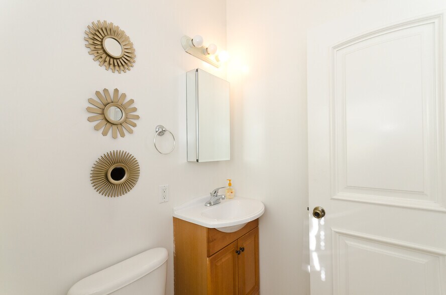 Building Photo - 202 Bicknell Ave