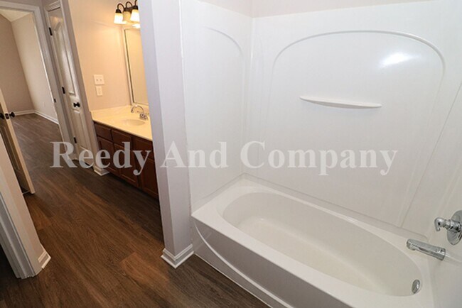 Building Photo - 8911 Little House Cove