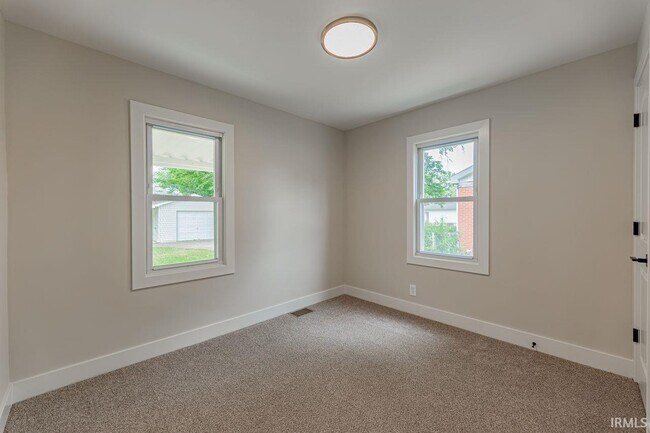 Building Photo - 1628 E Blackford Ave