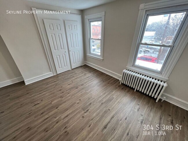 Building Photo - 304 S 3rd St