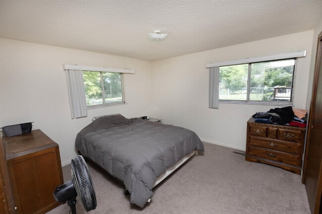 Building Photo - 2 Bedroom Duplex with Attached Garage $105...