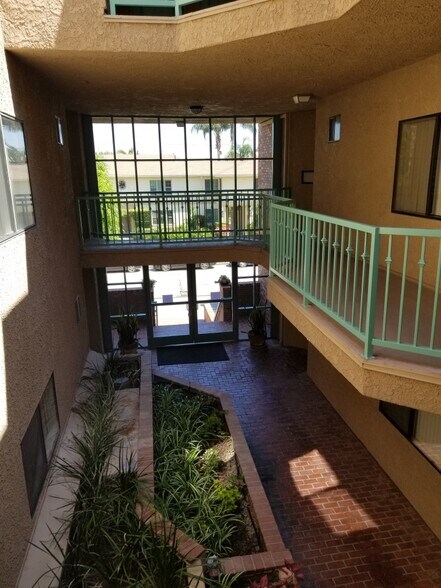 Building Photo - Dicken's Court Apartments