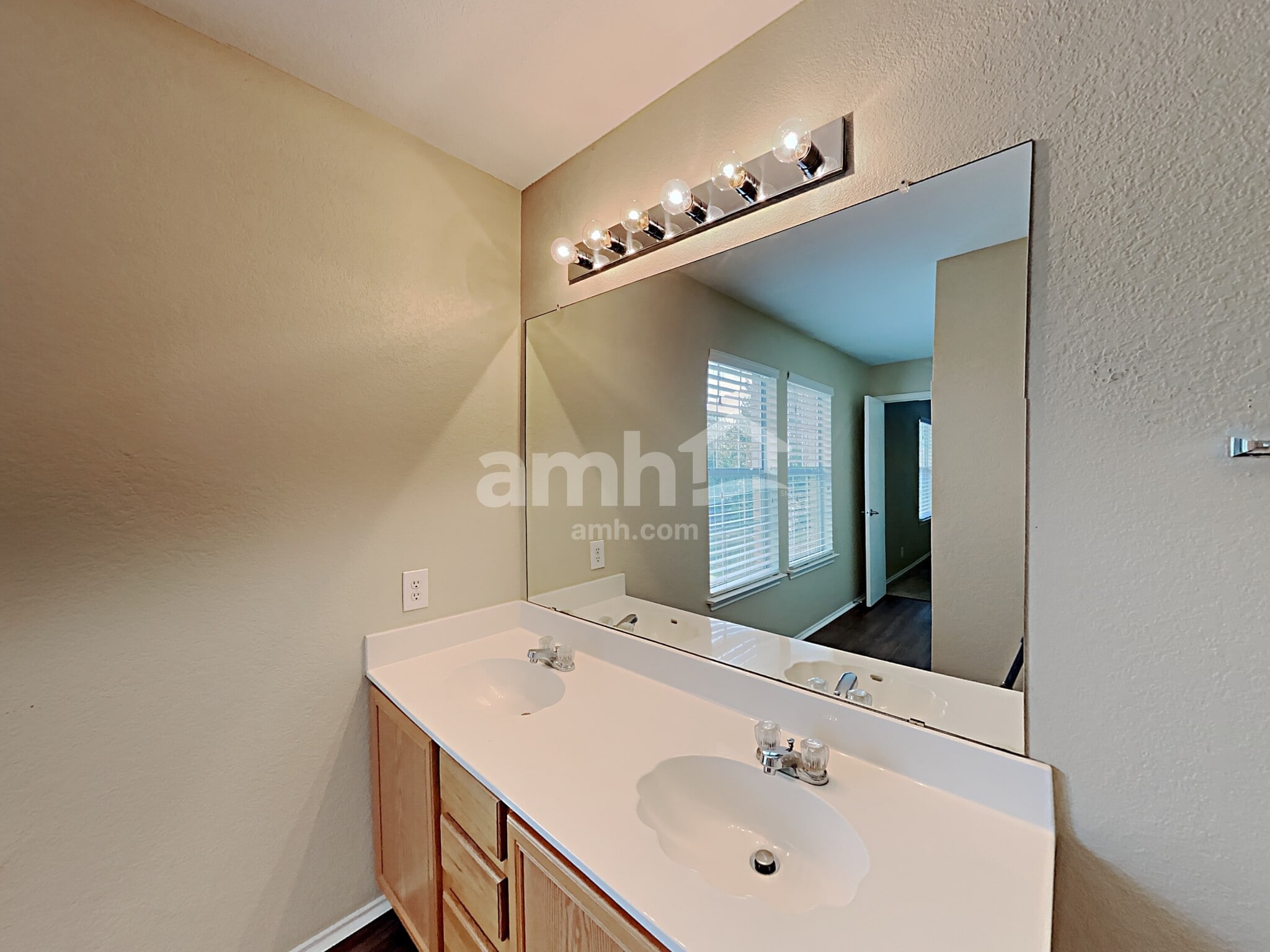 Building Photo - 1303 Range Fld