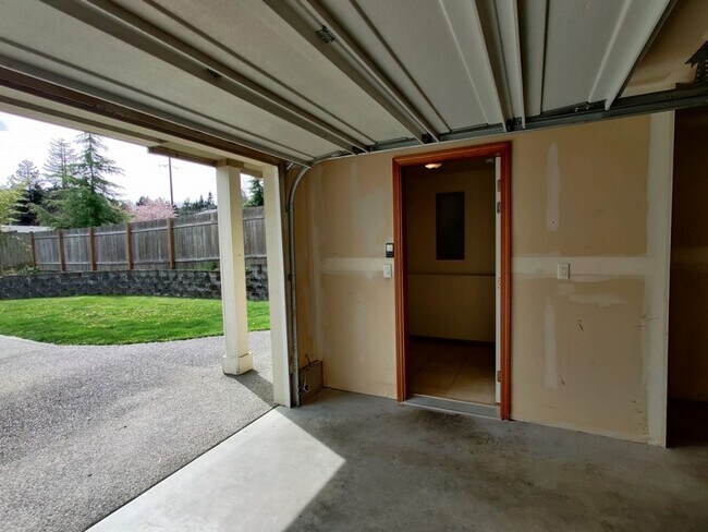 Building Photo - Tumwater Hill Town Home