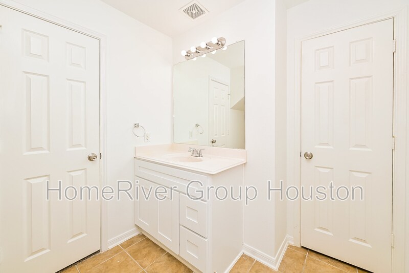 Building Photo - 20942 Foxwood Garden Dr