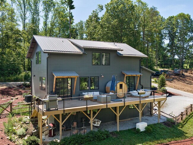 Building Photo - Creek Side *Unfurnished