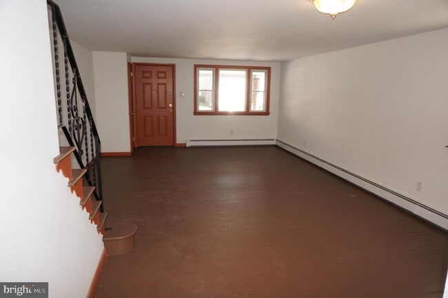 Building Photo - 250 E Chestnut St