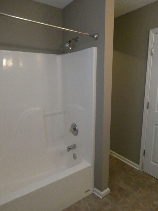 Building Photo - 3 Bedroom 2 Bath Home in Seven Oaks Neighborhood