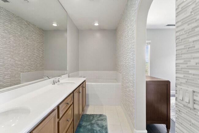 Building Photo - Amazing Ladera Ranch Townhome with Upgrades and a View!