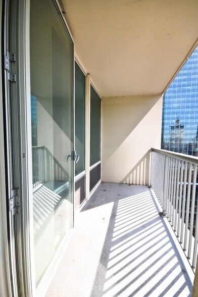 Building Photo - 345 N La Salle Dr